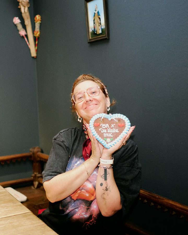 Franziska holding the “PSA × Der kleine MUC” gingerbread heart