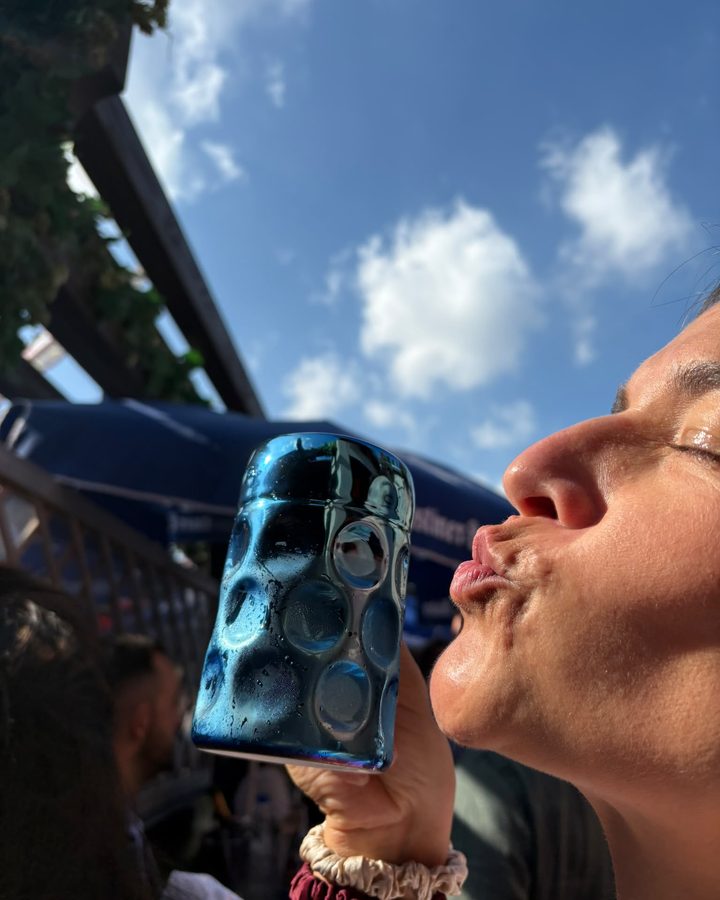 A kiss for the blue mug under the Oktoberfest sky